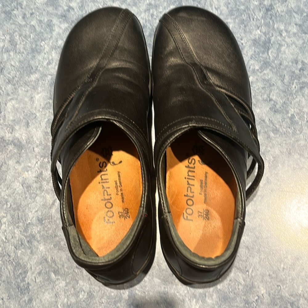 Nice pair of Birkenstock Footprints. I purchased here, they are just too small.